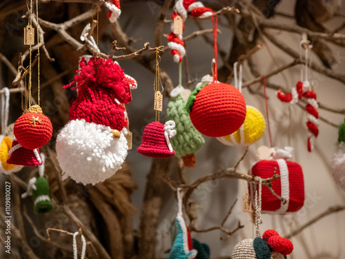 Photos Decoración navideña sobre ramas secas con bolas rojas y un santa claus de lana