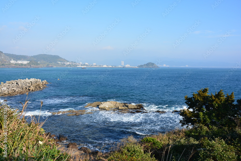 Fototapeta premium 鴨川の仁右衛門島から見た房総の海景色