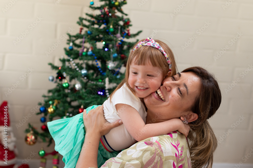 madre e hija abrazadas felices, un ambiente de navidad madre e hija abrazadas felices, un ambiente de navidad