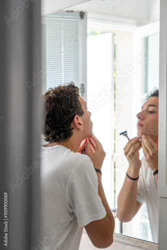 Obraz na płótnie Man Shaving and Checking Irritated Skin w salonie