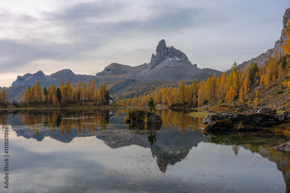 Obraz premium Stunning landscape of Federa lake in autumn, Dolomite Italy.
