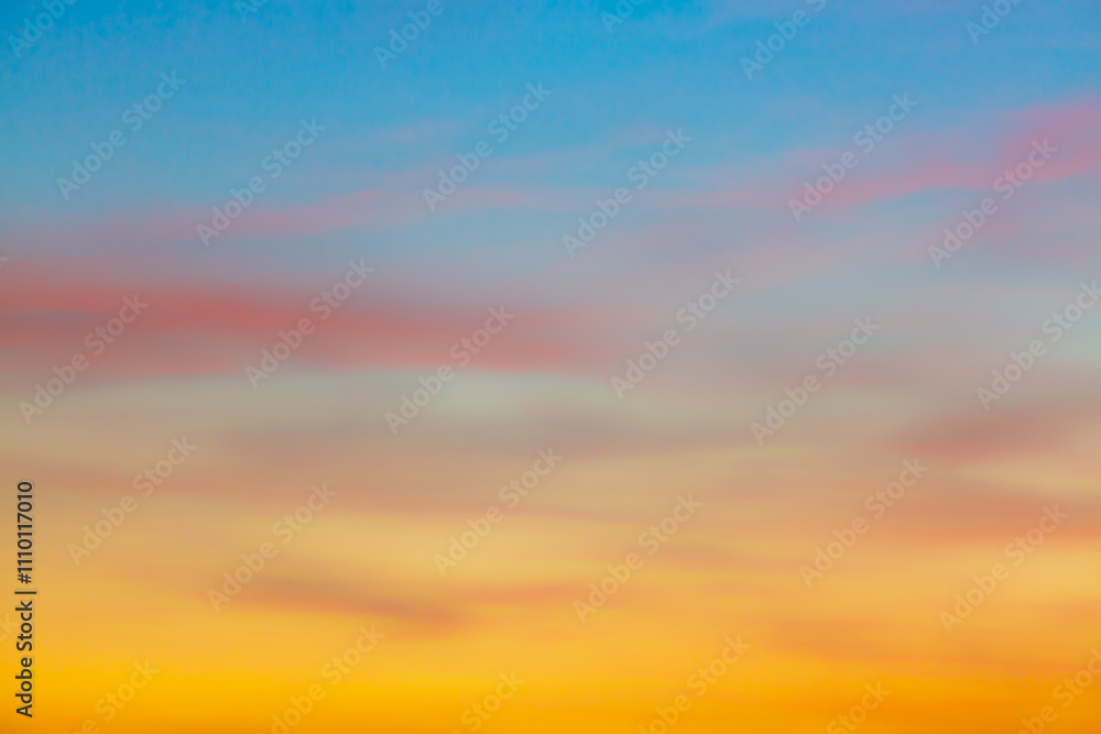 Obraz premium Morning sky background,Morning Sky, Horizon,Golden Sunset beauty Sun Dawn with Yellow, Orange, Blue Sunrise sky Background, Sunny bright Dramatic Cloud heaven sunshine,Beautiful , luxury soft gradient