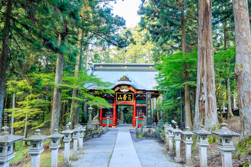Naklejka premium 秋の三峯神社 隨神門 埼玉県秩父市 Mitsumine Shrine in autumn. Zuishinmon. Saitama Pref, Chichibu City.