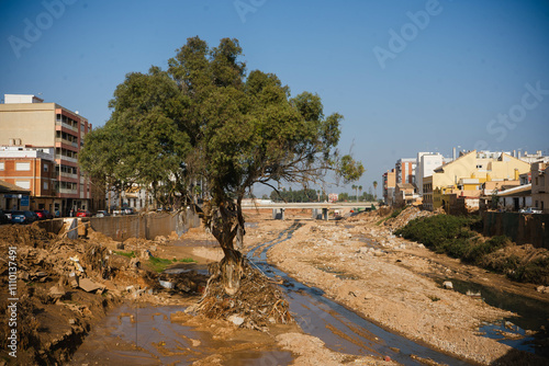 Foto Paiporta, España; 11 30 2024: The aftermath of the DANA, one month later in Paiporta, showcasing flooded streets, damaged buildings, and debris-strewn landscapes