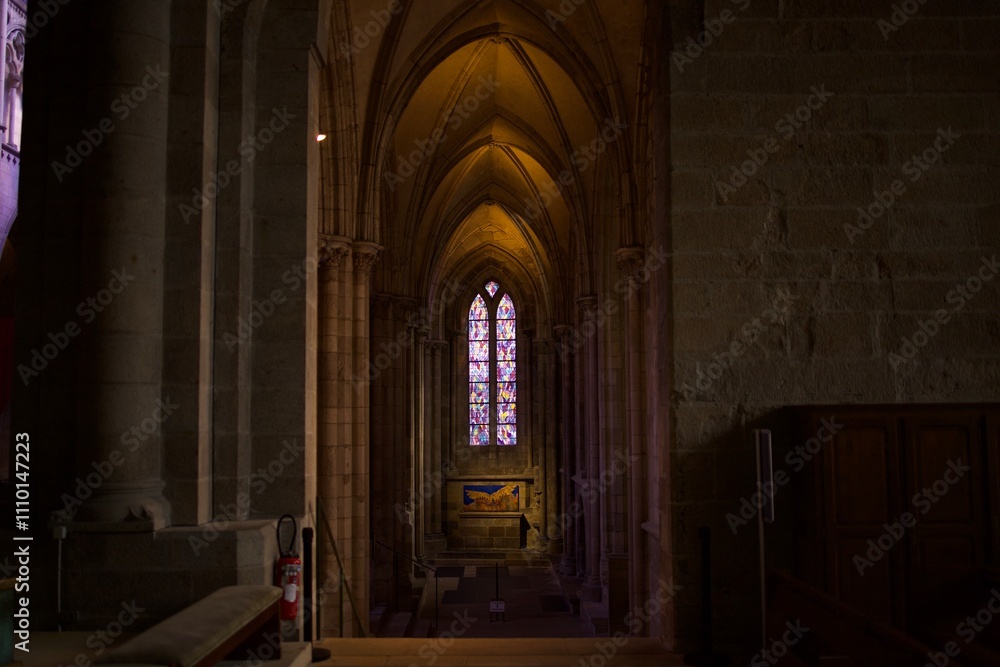 Obraz premium 教会とステンドガラスの光