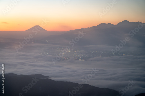 高ボッチ高原から望む朝焼けと雲海と富士山