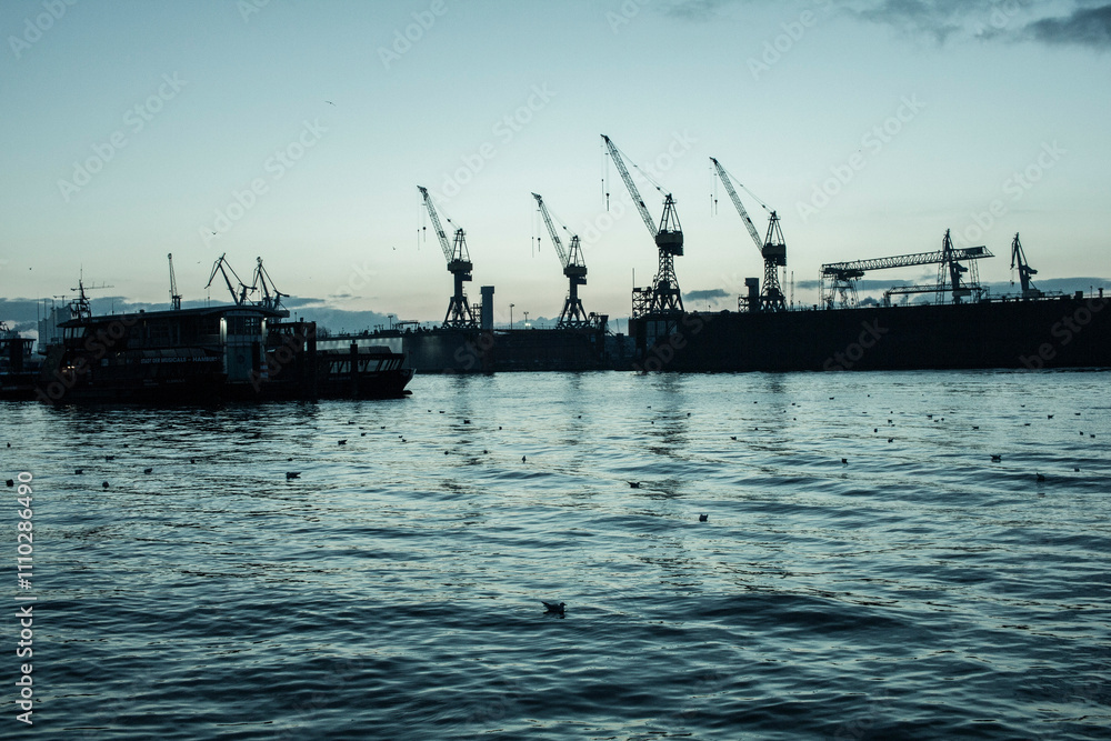 Hamburger Hafen in den Morgenstunden. Hamburger Hafen in den Morgenstunden.