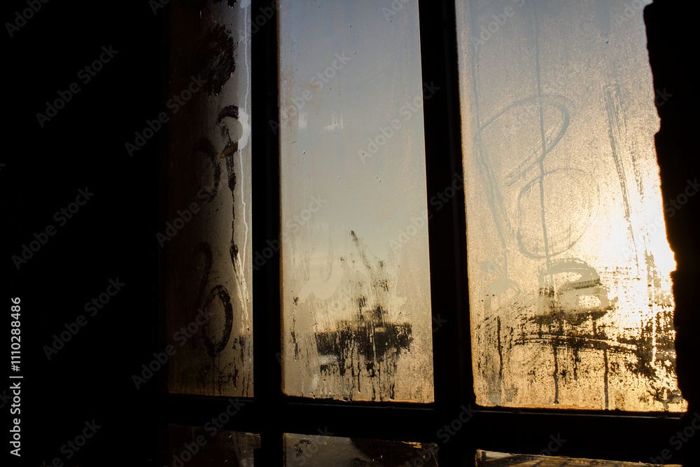 Morgenrot durch schwitzende Fenster. Dunst in Hamburg Morgenrot durch schwitzende Fenster. Dunst in Hamburg