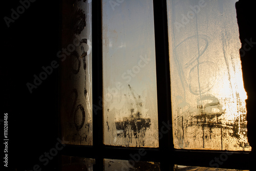 Morgenrot durch schwitzende Fenster. Dunst in Hamburg