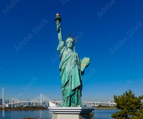 晴れ渡ったお台場　自由の女神像（東京都港区）