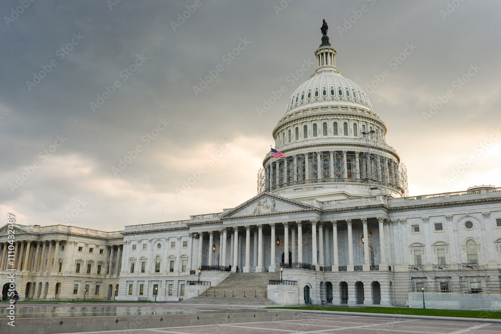 Obraz premium US Capitol Building at sunset - Washington D.C. United States