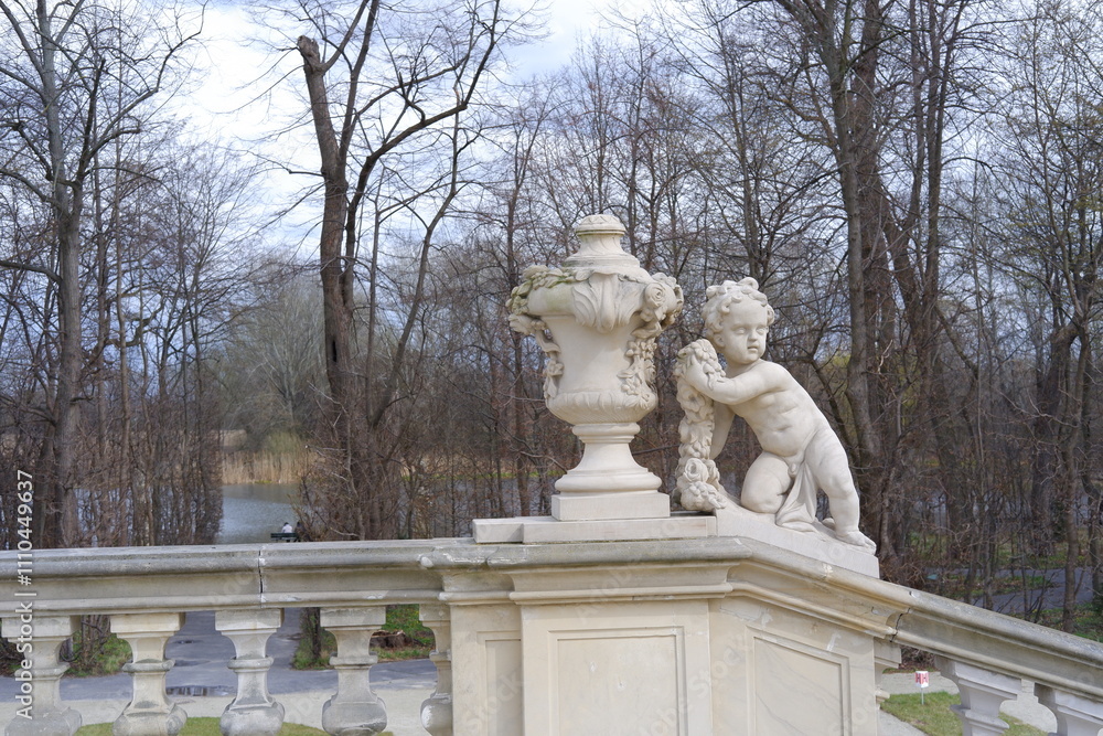 Obraz premium Angel statue made or marble in a palace