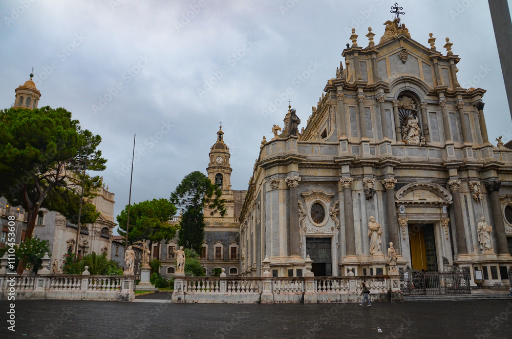 Obraz premium The Cathedral Basilica of St. Agatha of Sicily in Catania is a Roman Catholic cathedral in the Sicilian city of Catania early in the morning