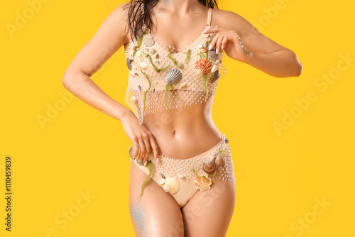 Foto Beautiful young woman dressed as mythical mermaid on yellow background, closeup