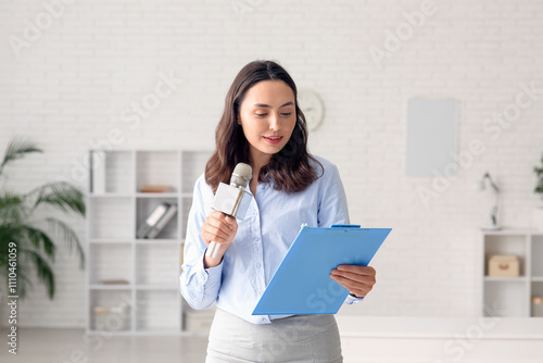 Female reporter with microp...