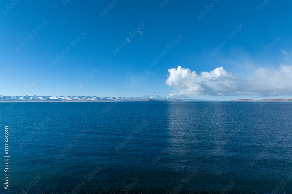 Obraz premium Landscape of beautiful lake in tibet