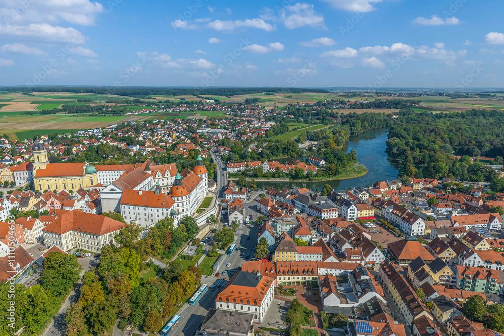 Fototapeta premium Sonniger Spätsommertag über der oberbayerischen Stadt Neuburg an der Donau