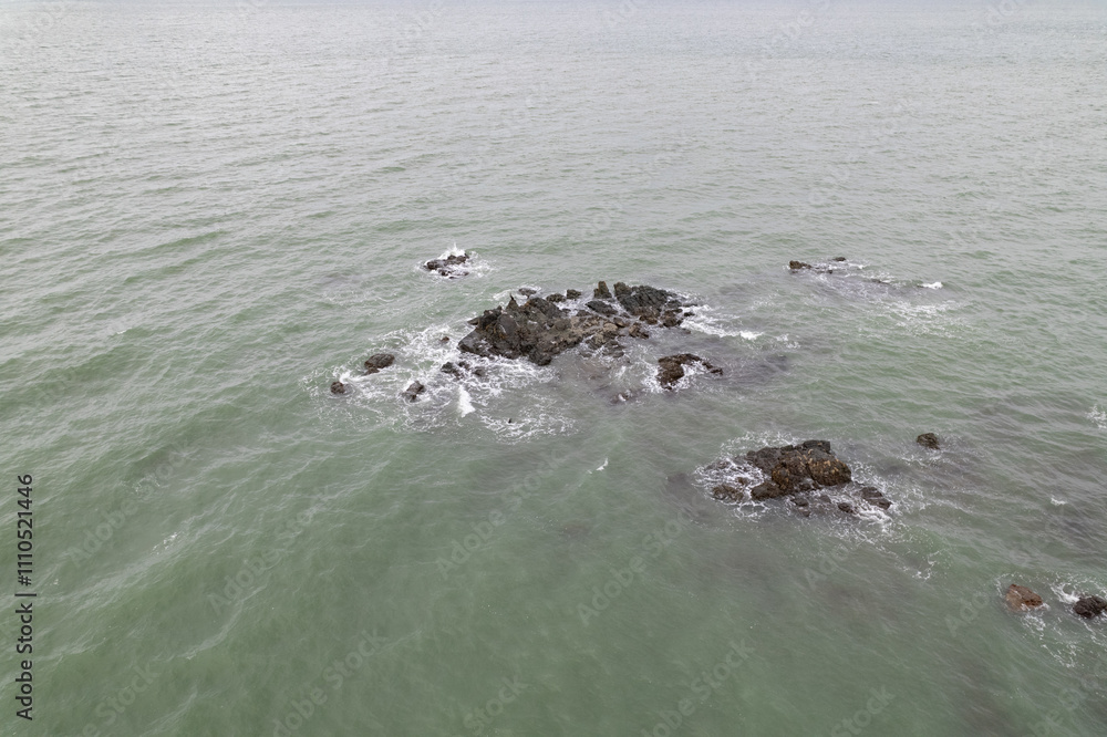 Fototapeta premium 神前海岸の潜島(ドローンによる空撮）