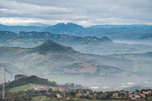 Vista mozzafiato delle montagne marchigiane di fronte a San Marino. C'è anche un pò di nebbia che da poesia e leggerezza all'ambiente photo