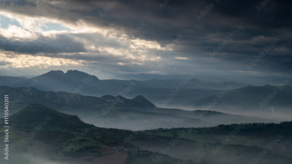 Obraz premium Vista mozzafiato delle montagne marchigiane di fronte a San Marino. C'è anche un pò di nebbia che da poesia e leggerezza all'ambiente