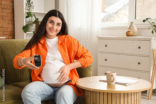 Young pregnant woman with g...