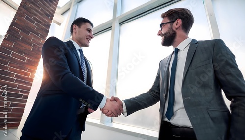 Apretón de manos entre socios comerciales 