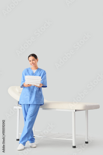 Female massage therapist wi...