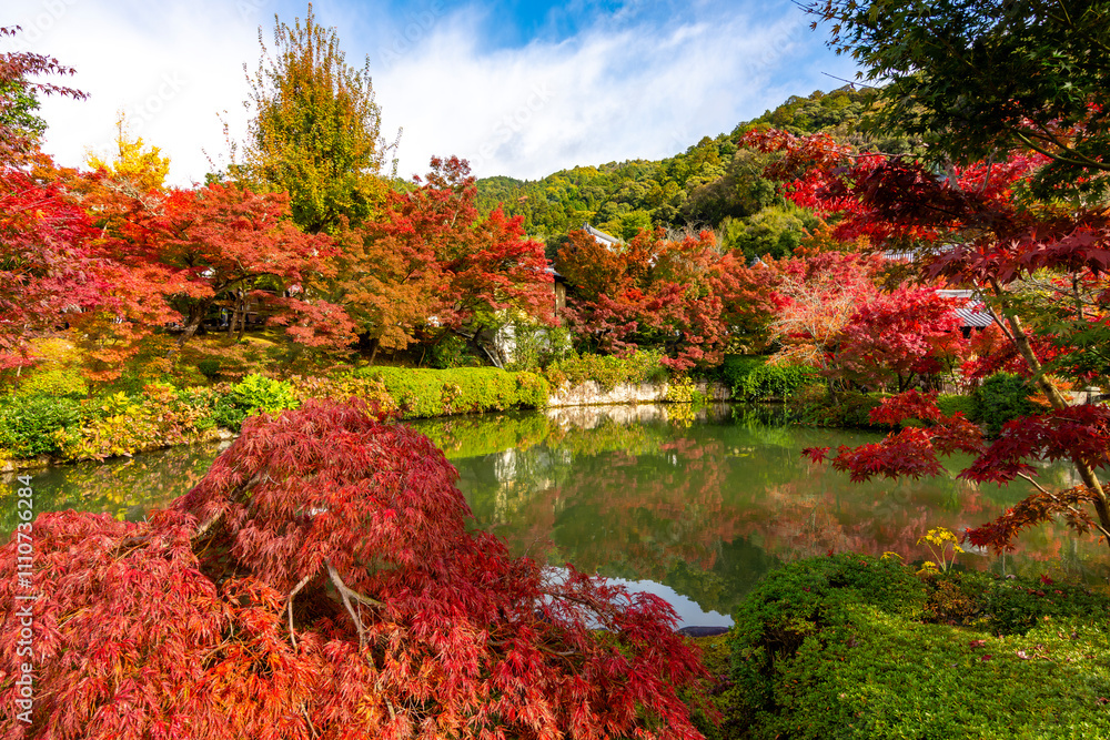Obraz premium Eikando temple gardens in autumn, Kyoto, Japan