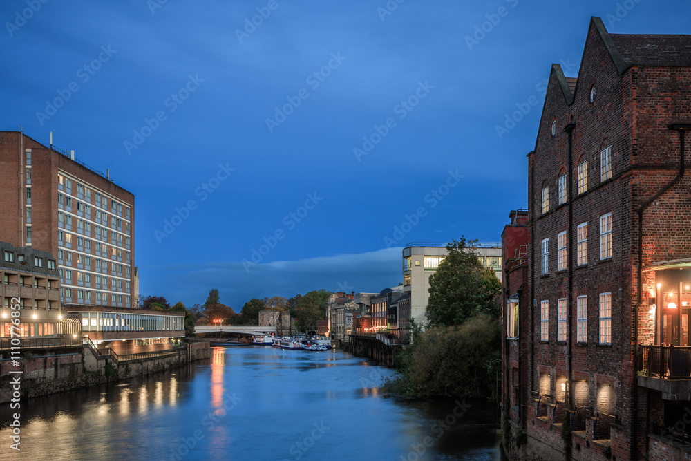 Obraz premium The city of York on the River Ouse at night. United Kingdom