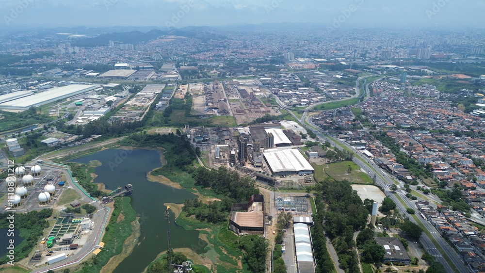 Obraz premium Industrial Aerial View of the Capuava Petrochemical Complex in Santo André, São Paulo – A Hub for Chemical and Plastic Production