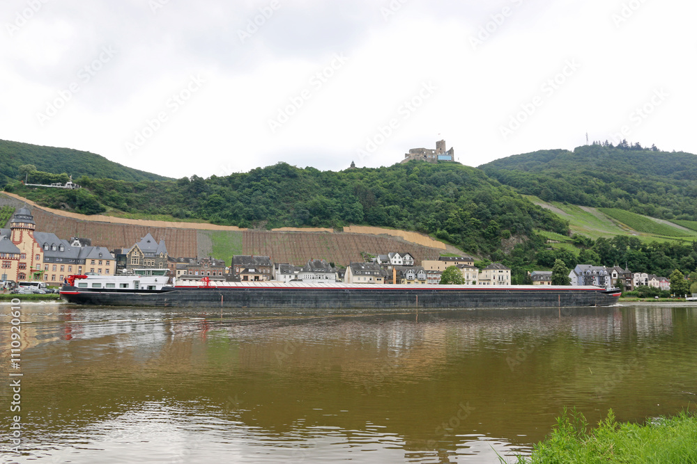 Obraz premium Barge on the River Mosel at Bernkastel-Kues in Germany 