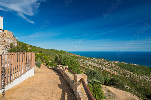 Blick von der Wallfahrtskapelle Ermita Santa Lucía y San Benet auf das Mittelmeer in der Nähe der kleinen spanischen Stadt Alcossebre