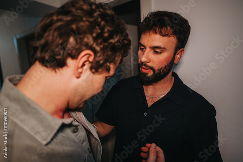 Foto Two men engage in a thoughtful and intimate conversation inside a home