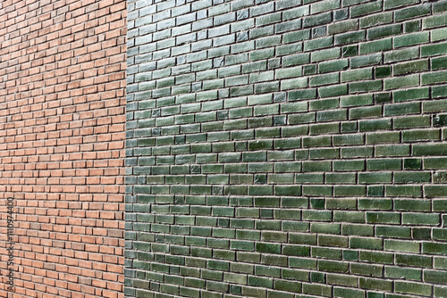 Ziegelwand in grün und braun