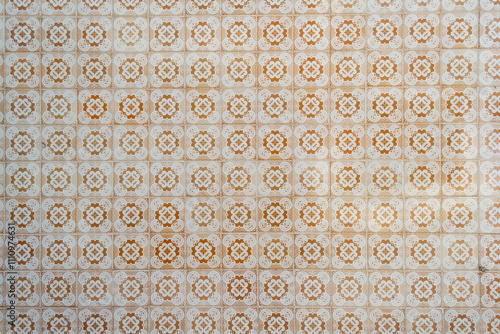 Wand aus braunen Kacheln