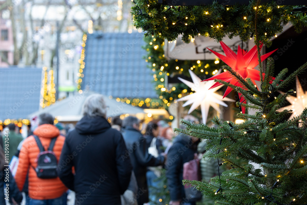 Obraz premium Besucher auf einem Weihnachtsmarkt
