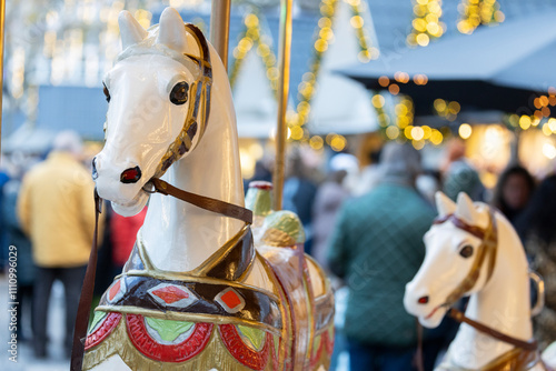 Karussell mit einem Pferd auf einem Weihnachtsmarkt
