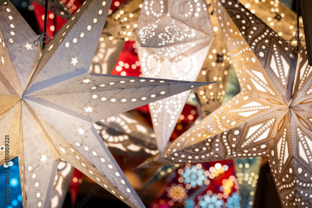 dekorative, leuchtende Sterne auf einem Weihnachtsmarkt dekorative, leuchtende Sterne auf einem Weihnachtsmarkt