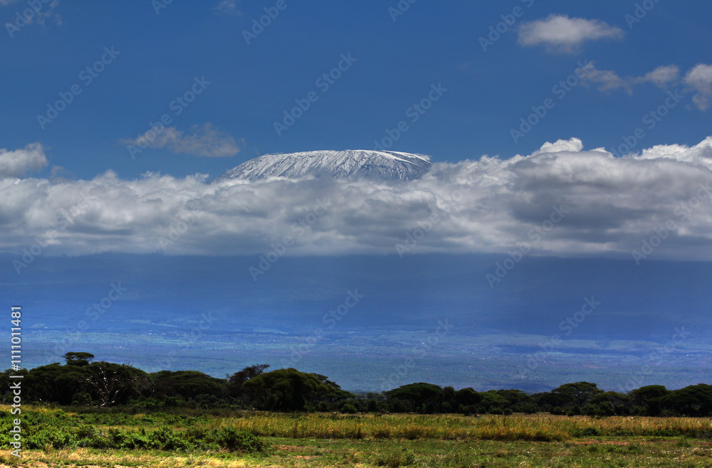 Landschaft im Tsavo/East Nationalpark bei Safari in Kenia Ostafrika Landschaft im Tsavo/East Nationalpark bei Safari in Kenia Ostafrika