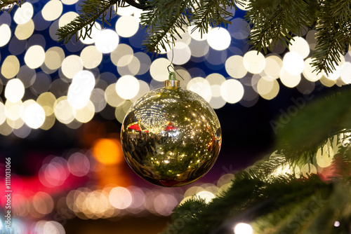 Christbaumkugel auf einem Weihnachtsmarkt photo