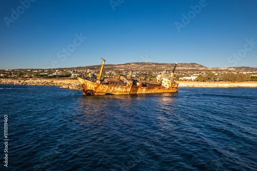 Obraz na płótnie Rusted Shipwreck near Coast w salonie