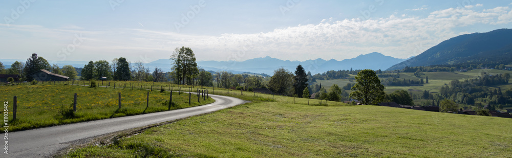 Fototapeta premium Panorama, Landschaft, Bayern, blauer Himmel, Berge, Wiesen, Wege, extra breites Bild, Breitbildformat 