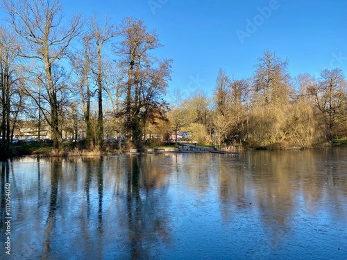Der zugefrorene Gondelteich im Stadtpark Nordhausen im winter