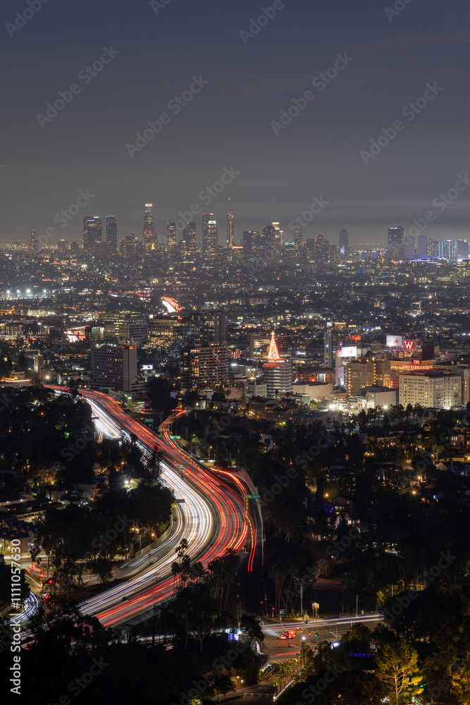 Fototapeta premium Traffic on highway 101 with the Los Angeles skyline in the distance