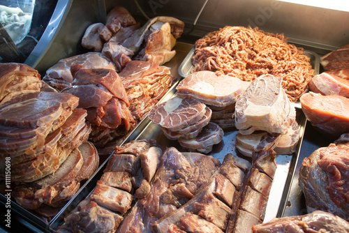 Venta de carne de vaca y cerdo en el mercado..