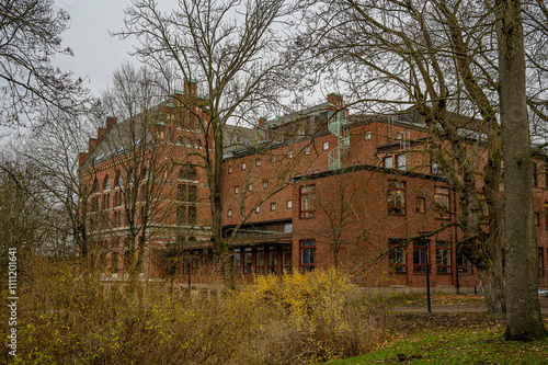 Obraz na płótnie Lund University Library in the park w salonie
