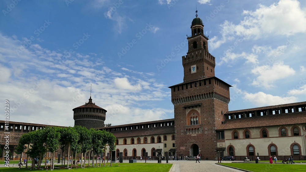 Obraz premium L’ancienne place d’arme à l’intérieur du château ducal des Sforza à Milan