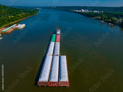 Valokuva cargo river barge floats down Ohio River, outside of Cincinnati