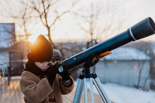 Foto a little girl observes celestial bodies through a telescope outside at sunset in