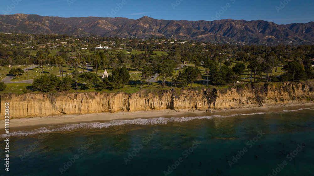 Φωτογραφία DECEMBER 2022, SANTA BARBARA, CA - USA - aerial view of famous Santa Barbara bea
